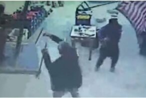 Турецкий торговец улетел вместе с солнцезащитным зонтом во время сильного ветра 