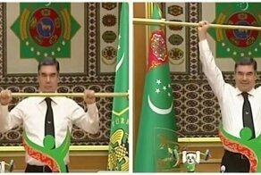 Школьников Туркмении обязали купить книги президента за свой счет