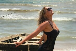 "Учителя тоже люди!": педагоги России публикуют пляжные фото в поддержку уволенной коллеги