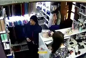 В Иркутске кража мобильного телефона в магазине попала на видео