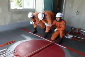 Японские пожарные тренируются спасать людей