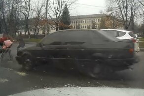Толпа отомстила водителю, который сбил ребенка в коляске