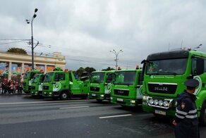 Парковщик расстрелял водителя, который закрыл номера авто бумажкой: госпитализированы оба