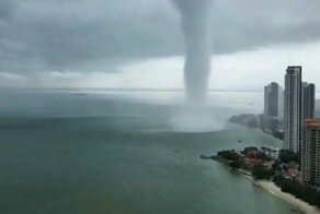В Малайзии удалось заснять впечатляющий торнадо