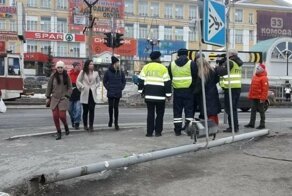 В Челябинской области мусоровоз повалил светофор, который травмировал пешехода