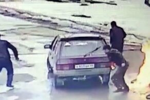 На Урале курильщики подожгли бензоколонку пока заправляли машину
