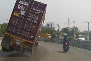 В Таиланде мотоциклиста едва не раздавило транспортным контейнером