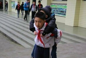 12-летний мальчик шесть лет носит на спине больного одноклассника