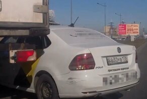 Таксист из Петербурга подлез под грузовик