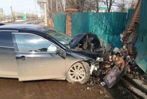 Авария дня. В Башкирии автомобиль на большой скорости врезался в забор