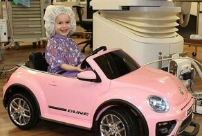 Юные пациенты калифорнийской больницы добираются до операционной на маленьких машинах