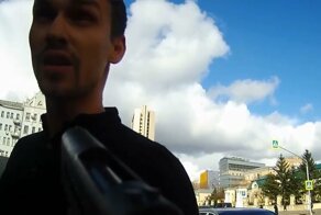 Появилось видео разборки московского парковщика с водителем, закрывшим номера бумажкой