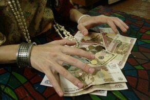 Сломал систему: омский сантехник обманул цыганку и украл у неё деньги