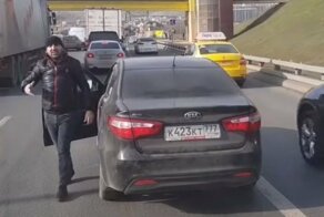Небольшое ДТП на МКАДе с участием обочечника на KIA и ГАЗели