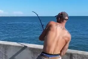 Рыбак пустился в погоню за уплывающим уловом