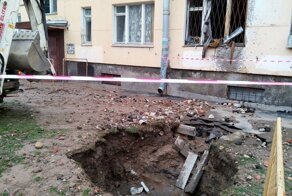 Женщина сидела дома, когда вдруг в окно ворвалась струя кипятка и убила её