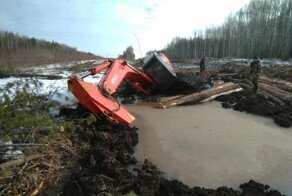 Не бросили товарища: экскаваторы спасают своего увязшего собрата