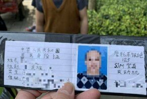 Мотоциклист из Китая предъявил полицейским права,  нарисованные от руки