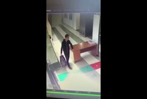 Приезжий впервые в жизни увидел интроскоп и залез в него вместе с сумкой