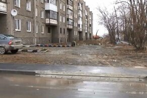 Тагильчанин отремонтировал бордюр, который сам же и спилил, чтобы парковать автомобиль на газоне