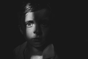 Наказал ребенка лицом о бетон и не жалеет