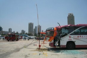 В Китае небольшой вертолет упал на туристический автобус