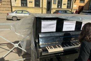 В Петербурге на улицу кто-то вынес пианино, и прохожие доказали, что живут в культурной столице