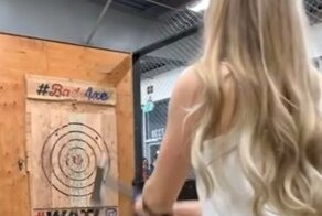 Девушка успела увернуться от отскочившего в нее топора