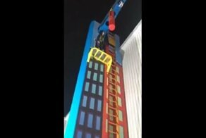Девушка сломала себе обе ноги упав с аттракциона