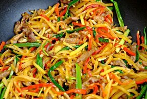 Картошка с мясом и овощами – оригинальная жареная картошка на обед или ужин