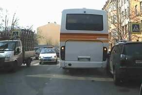 Понаставят машин! Не пройти, не проехать