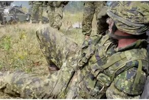 Солдаты подшутили над спящим товарищем