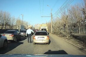 Мужик заботливо вернул водителю окурок, который он выбросил из окна