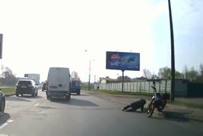 Начинающий мотоциклист налетел на бордюр