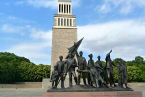 Красное знамя над Бухенвальдом