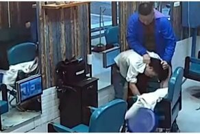 Недовольный клиент подстриг парикмахера за плохую стрижку