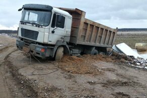 Аааа, влип очкарик! В Петербурге водитель самосвала сбрасывал мусор на обочину и застрял