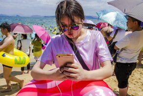 Одержимость Китая смартфонами и Силиконовый пляж в фотографиях Олега Толстого