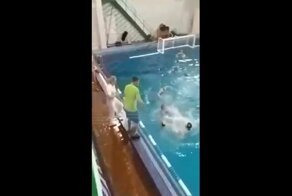 В Москве тренер по водному поло в бассейне подрался с игроком команды соперника