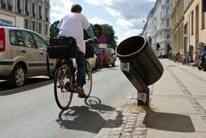 Почему эта урна установлена таким странным образом?