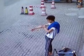 Китаец в последний момент успел убежать от места падения массивных плит
