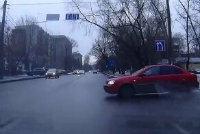 Невнимательно вырулил наперерез автомобилю