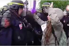 "Жестокое нападение" полицейского на протестующую