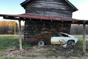 Брошенная Chevrolet Impala простояла 35 лет под навесом в поле