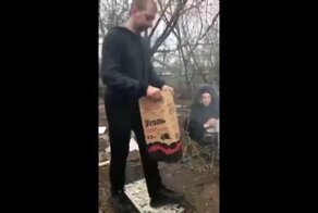 Решил развеселить подруг во время совместного отдыха на природе
