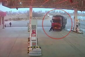 В Китае водитель оказался под колесами грузовика, когда пытался остановить его своим телом