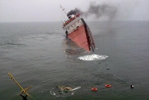 В дни, когда дует сильный ветер, я всегда вспоминаю,как гнётся и содрогается под ударами волн корпус