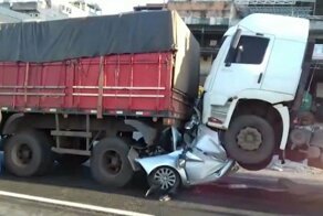 В Бразилии водитель выжил в сплющенном грузовиками автомобиле