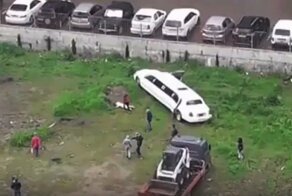 В Краснодаре бездомные облюбовали брошенный лимузин