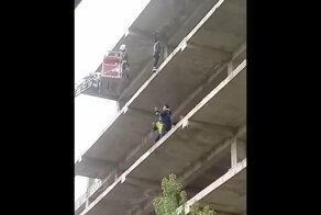 Спасение девушки, собиравшейся сброситься с недостроенного здания